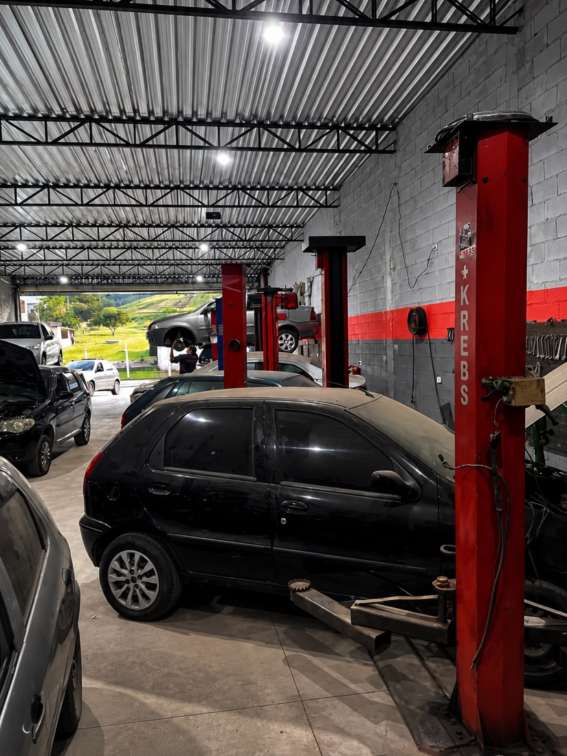 Estrutura da Primos Centro Automotivo com vários elevadores e carros em atendimento